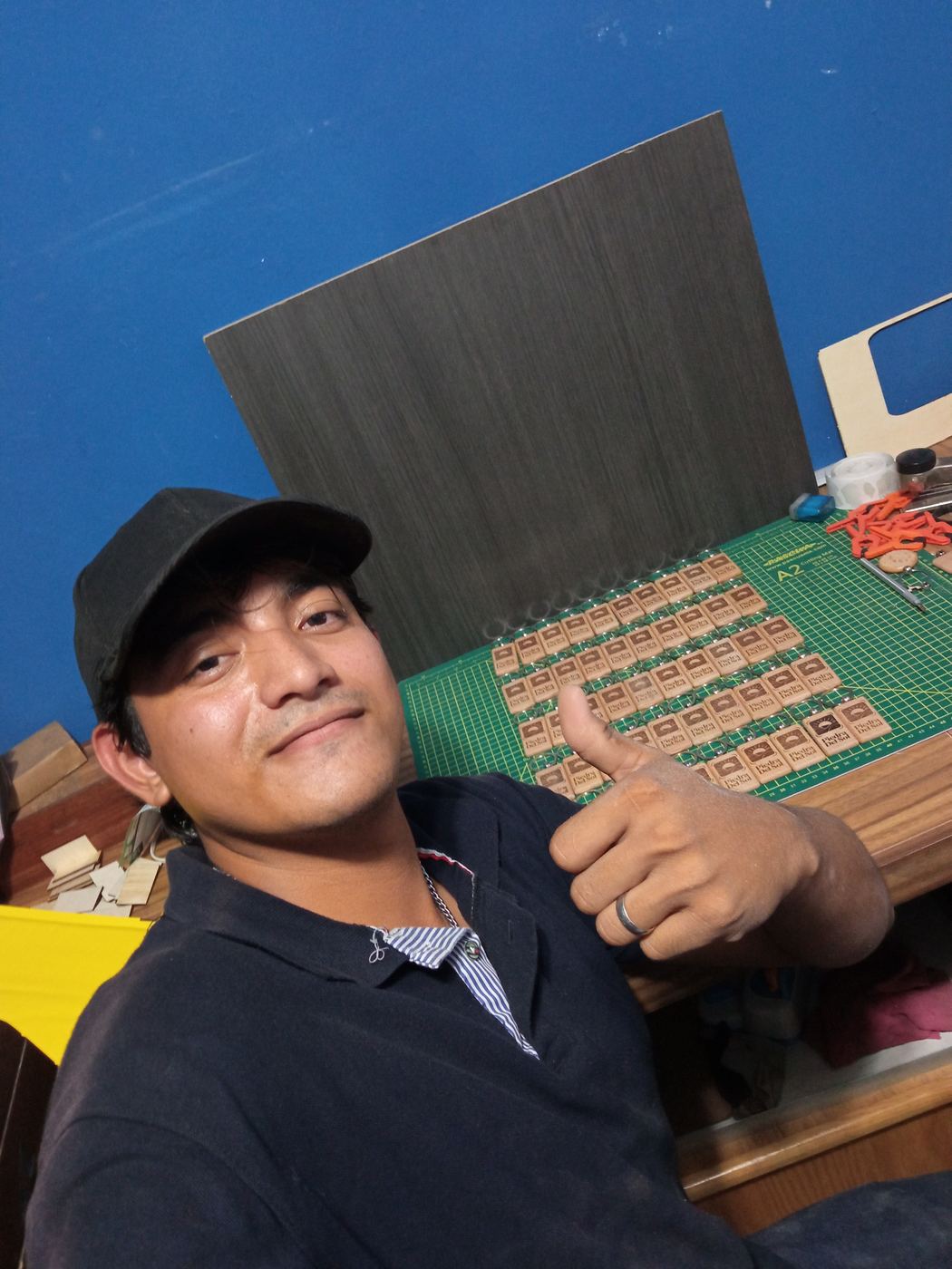 Taller de Momentos Grabados con tablero de llaveros recién grabados